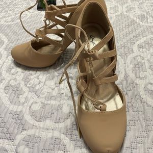 Light tulip round crisscross close-toe pump